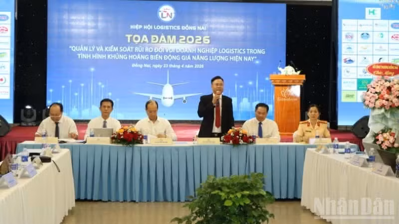 Phan Dinh Canh, Chairman of the Dong Nai Logistics Association, speaks at the roundtable with businesses.