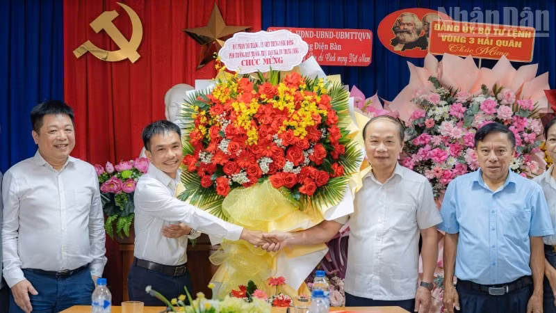 Pham Tat Thang, Standing Deputy Head of the Party Central Committee's Commission for Information, Education and Mass Mobilisation, visits Nhan Dan's Central Highlands and Central Viet Nam representative office in Da Nang.