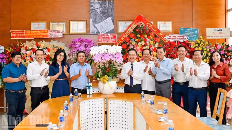 A delegation from the Ho Chi Minh City Party Committee poses for a photograph with staff of Nhan Dan Newspaper’s Southern representative office. (Photo: THE ANH)