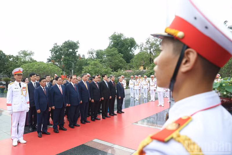 Party and State leaders and former leaders lay wreaths and commemorate heroic martyrs at the Monument to Heroic Martyrs on Bac Son Street.