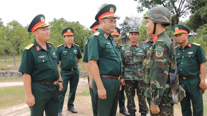 Lieutenant General Le Xuan The, Commander of Military Region 7, encourages officers and soldiers of the unit.