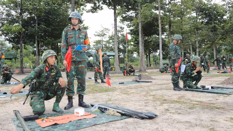 A newly enlisted soldier confidently takes part in the military’s “three explosive events” assessment.