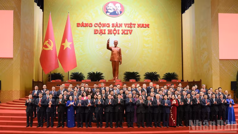 Party and State leaders with delegates at the preparatory session of the 14th National Party Congress. (Photo: DANG KHOA)