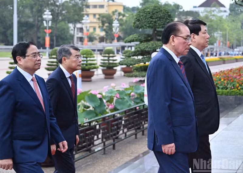 Former General Secretary Nong Duc Manh, former President Luong Cuong, Prime Minister Le Minh Hung, and former Prime Minister Pham Minh Chinh pay tribute to President Ho Chi Minh at the Mausoleum.