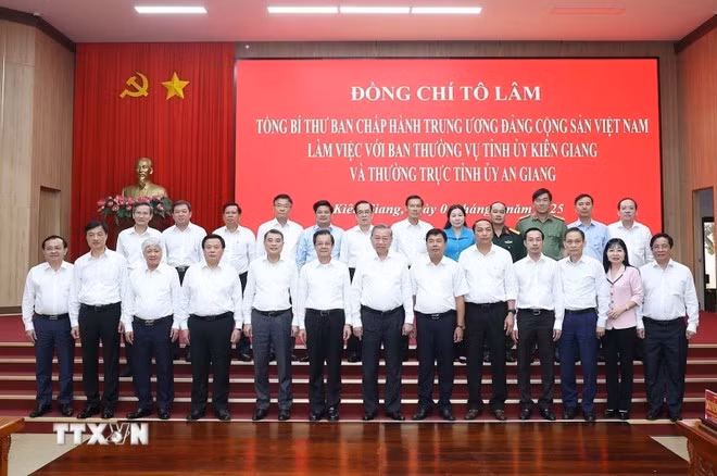 Party General Secretary To Lam and the delegates at the working session in Kien Giang province on June 4. (Photo: VNA)