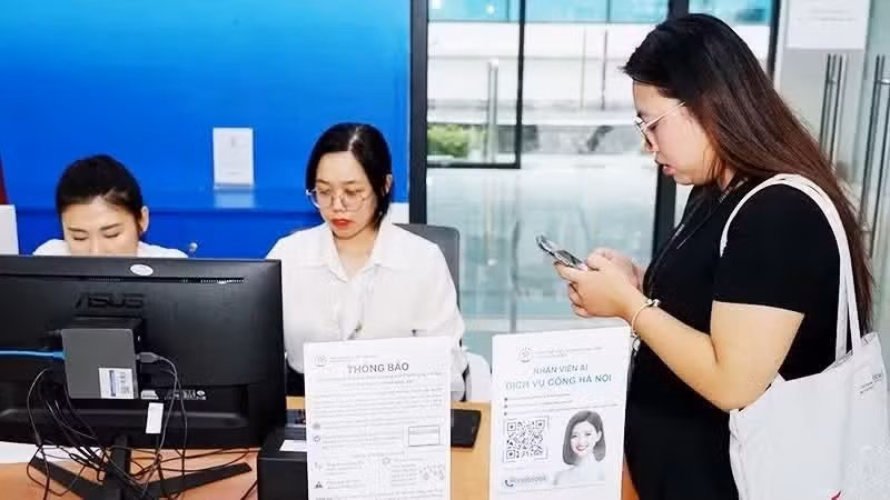A resident uses digital technologies to complete administrative procedures. (Photo: Nam Anh)