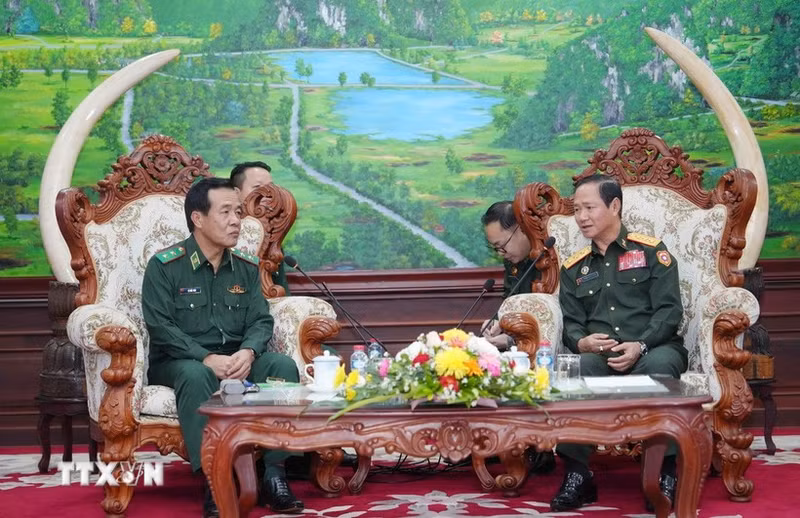 Lao Minister of National Defence Sen. Lt. Gen. Khamlieng Outhakaysone (right) and Commander of of the Viet Nam Border Guard at their meeting on October 10. (Photo: VNA)