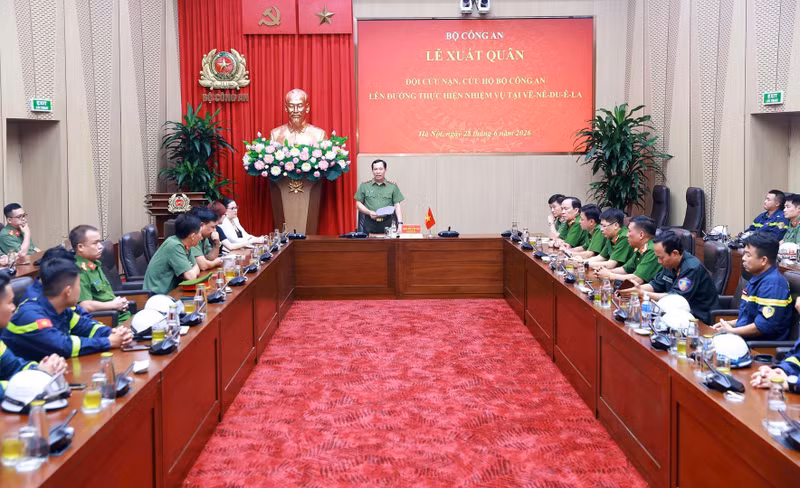 At the departure ceremony in Ha Noi on June 28 for a 41-member search and rescue team from the Ministry of Public Security heading to Venezuela. (Photo: VNA)