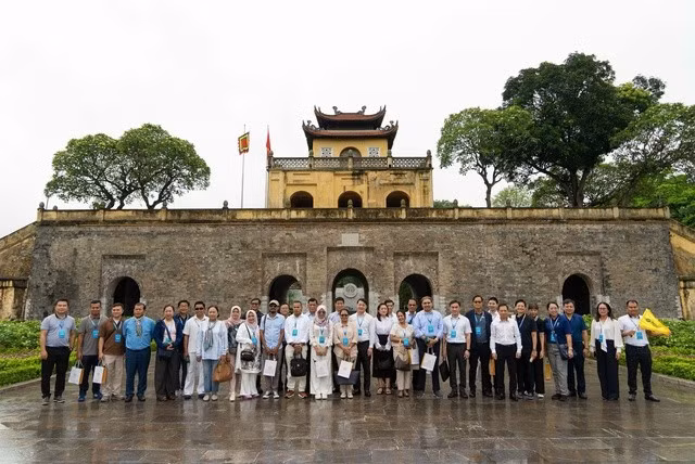 Delegates attending the ASEAN City Leaders Conference 2026 visit the Imperial Citadel of Thang Long on June 9. (Photo: VGP)