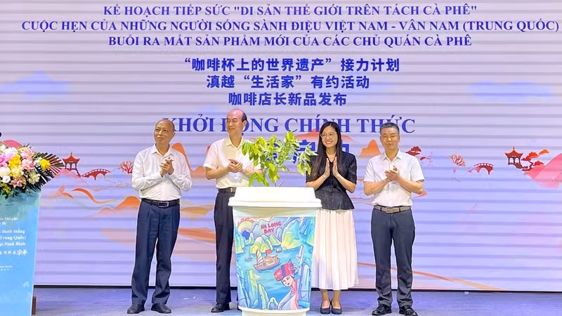 Delegates perform the launch ceremony at the programme. (Photo: Yen Trinh)