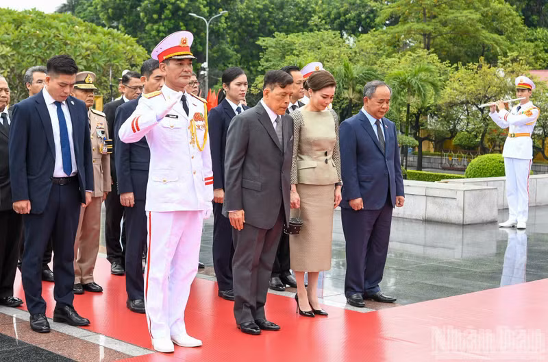 King of Thailand Maha Vajiralongkorn Phra Vajiraklaochaoyuhua and Queen Suthida Bajrasudhabimalalakshana pay tribute to the fallen heroes.