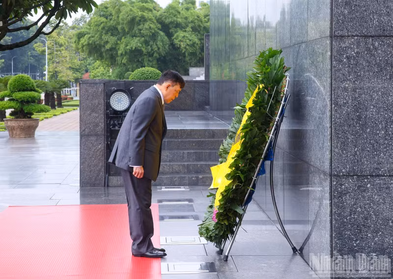 King of Thailand Maha Vajiralongkorn Phra Vajiraklaochaoyuhua lays a wreath in tribute to President Ho Chi Minh.