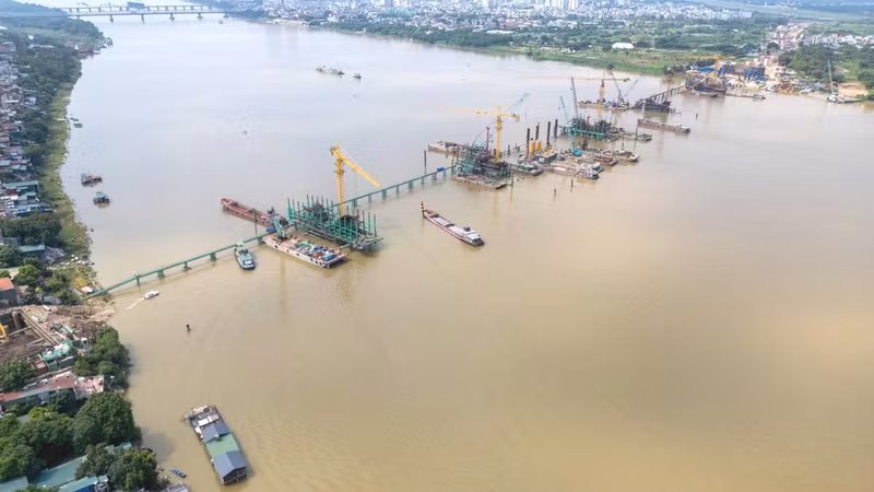 Tran Hung Dao Bridge in Ha Noi is being built around the clock throughout the National Day holiday to keep the project on schedule. (Photo: My Ha)