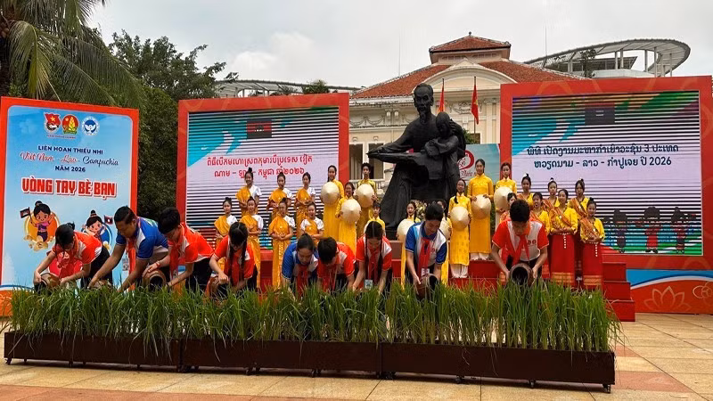 Child delegates from Viet Nam, Laos and Cambodia and organisers perform the opening ceremony of the festival.