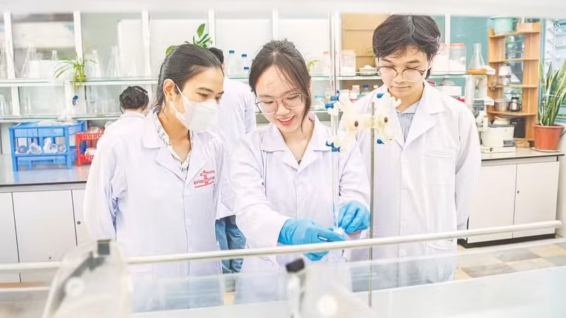 Students at Ha Noi University of Science and Technology practise in a laboratory.