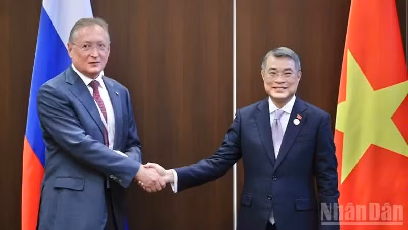 Prime Minister Le Minh Hung (right) and S. Kudryashov, General Director of Zarubezhneft (Photo: NDO)