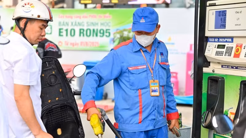 A resident in Ha Noi purchases E10 petrol.