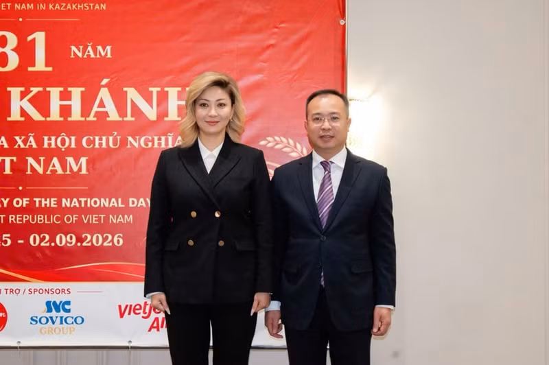 Vietnamese Ambassador to Kazakhstan Nguyen Thanh Le (R) poses for a photo with First Vice Minister of Trade and Integration of Kazakhstan Aizhan Bizhanova. (Photo: VNA)