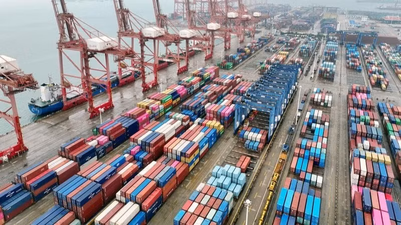 Cargo ships load and unload containers at Lianyungang Port in Jiangsu Province, China. (Photo: XINHUA)