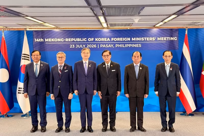 Vietnamese Minister of Foreign Affairs Le Hoai Trung (1st from right) and other participants at the 14th Mekong–Republic of Korea (RoK) Foreign Ministers' Meeting in Manila, the Philippines, on July 23, 2026. (Photo: Vietnamese Ministry of Foreign Affairs)