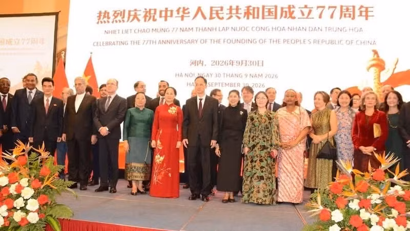 Delegates pose for a group photo. (Photo: www.qdnd.vn)