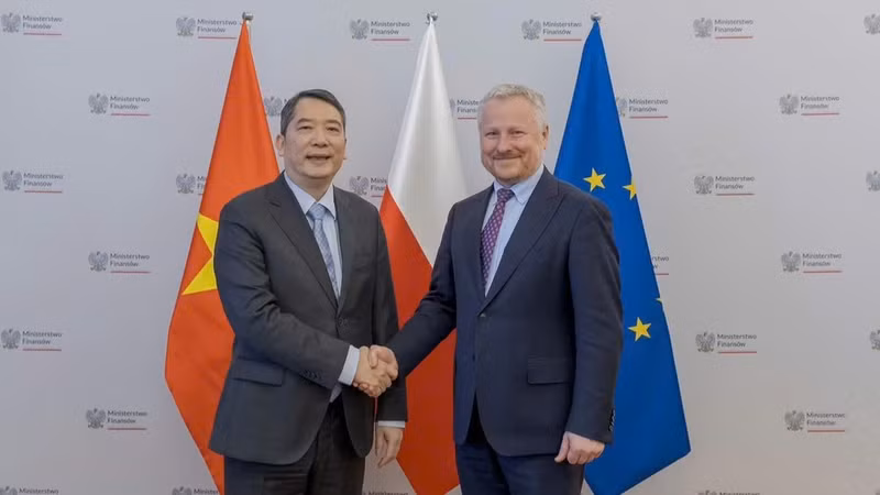 Deputy Minister Cao Anh Tuan and Polish Deputy Minister of Finance Jurand Drop. (Photo: Vietnamese Embassy in Poland)