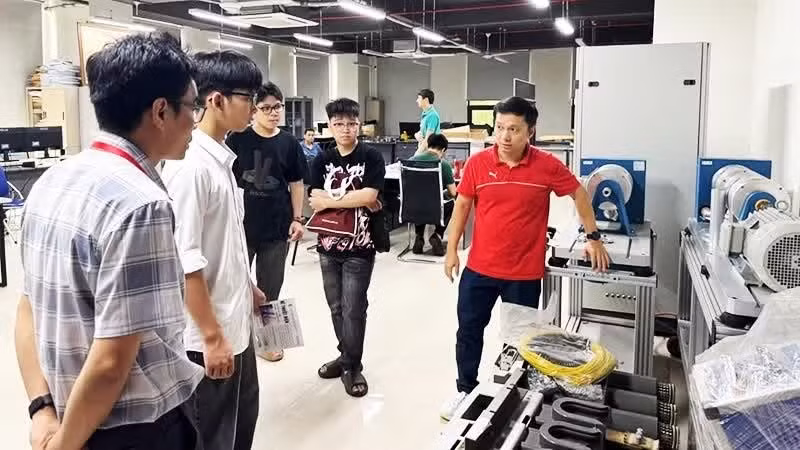 A modern laboratory equipped with advanced facilities supports students’ scientific research activities at the School of Electrical and Electronic Engineering, Ha Noi University of Science and Technology.