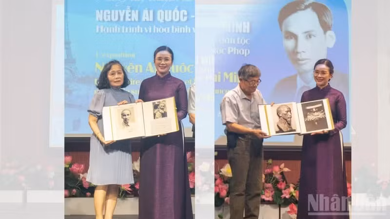 Representatives of overseas Vietnamese families in France present the Ho Chi Minh Relic Site at the Presidential Palace with valuable archival documents and photographs of President Ho Chi Minh preserved in France. (Photo: NDO)