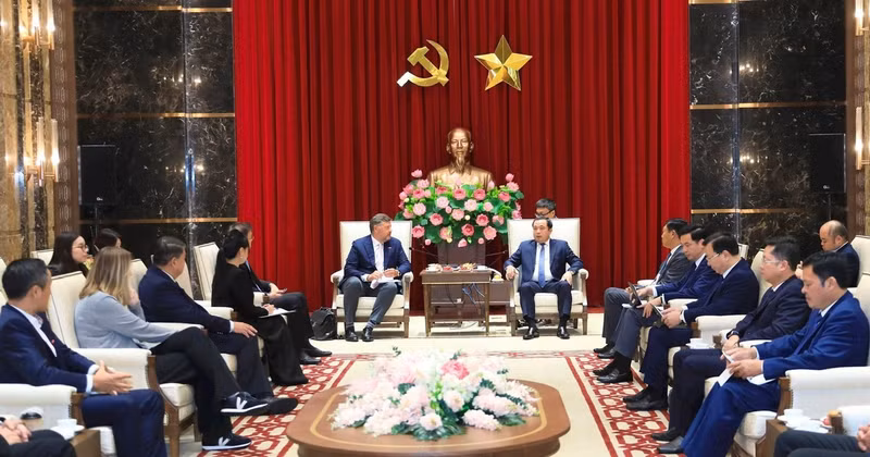 Secretary of the Ha Noi Party Committee Tran Duc Thang (L) meets with Central Retail Viet Nam CEO Olivier Bernard R. Langlet on July 30. (Photo: hanoimoi.vn)