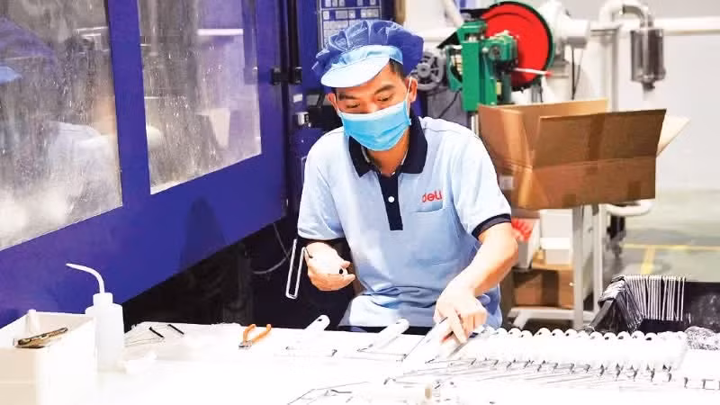 Production of stationery and educational equipment at the factory of Deli Viet Nam Co., Ltd. (a Chinese-invested FDI enterprise) in Yen Phong Industrial Park, Bac Ninh Province. (Photo: DANG ANH)