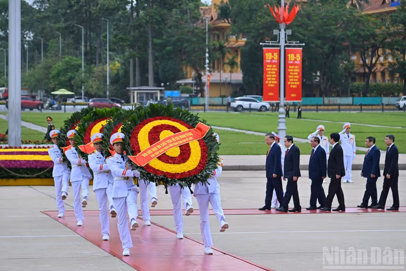 The wreath carries the inscription: “Forever grateful to the great President Ho Chi Minh – Central Committee of the Communist Party of Viet Nam”.