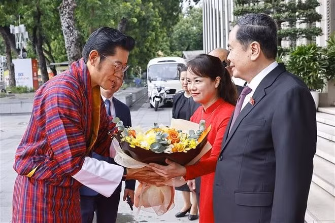 National Assembly Chairman Tran Thanh Man welcomes King of Bhutan Jigme Khesar Namgyel Wangchuck in Ha Noi on August 19. (Photo: VNA)