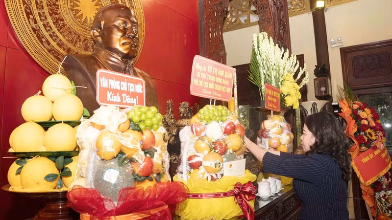 Vice President Vo Thi Anh Xuan pays floral and incense tribute to late President Ton Duc Thang. (Photo: Thanh Dung)