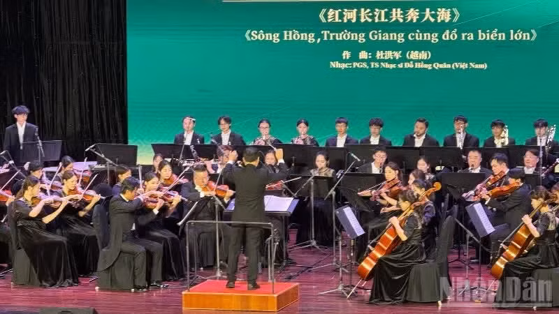 The Viet Nam–China friendship symphony concert is performed in Da Nang.