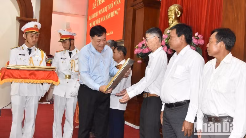 Pham Thanh Ngai, Chairman of the Dong Thap Provincial People's Committee, presents the certificates recognising "Heroic Vietnamese Mother" to the relatives of the mothers. (Photo: nhandan.vn)