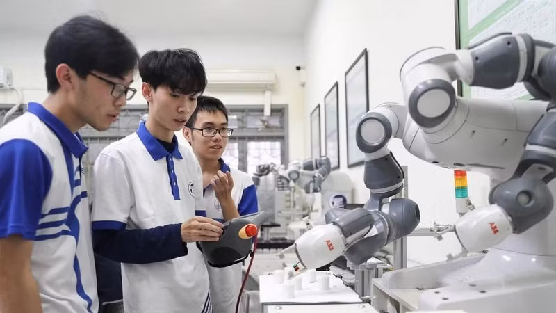 Education and career guidance help students and young people develop their creativity, learning, and working abilities. (Photo: THUY QUYNH)