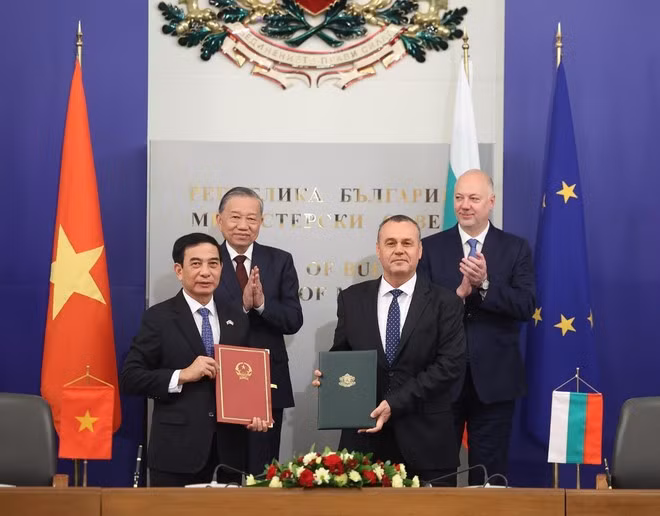 Party General Secretary To Lam and Bulgarian Prime Minister Rosen Zhelyazkov witness the exchange of a letter of intent on enhancing defence cooperation between the two defence ministries. (Photo: VNA)
