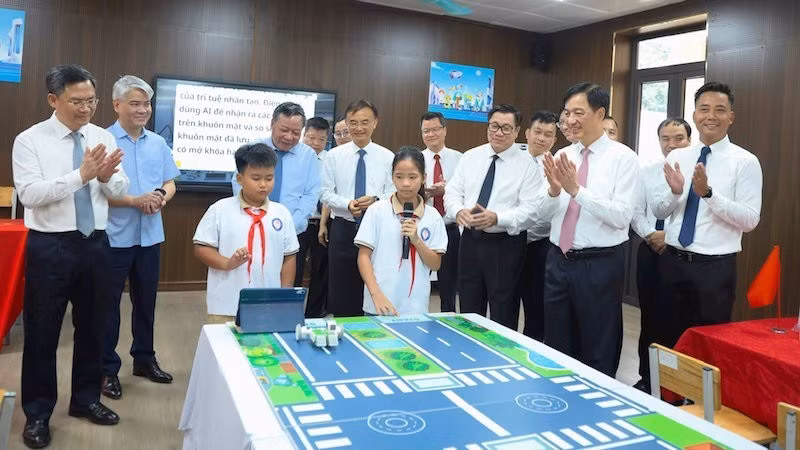 Leaders from central agencies and Ha Noi visit a STEM classroom at Minh Chau Primary, Secondary and High School. (Photo: THANH HAI)