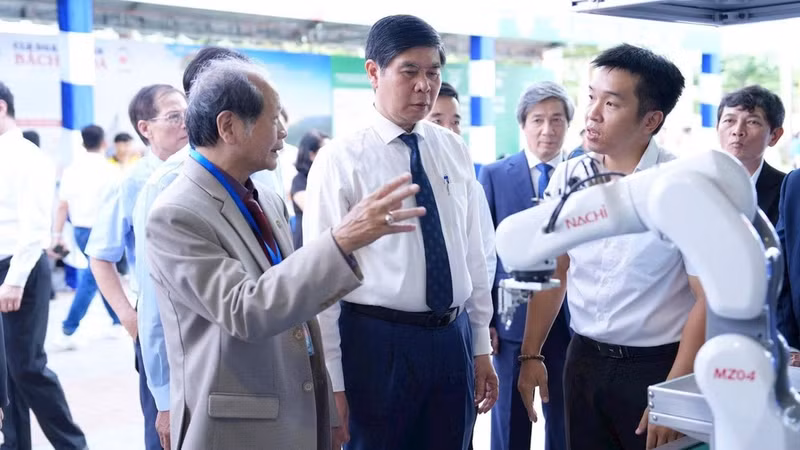 Scientists at the 8th International Exhibition on Control and Automation. (Photo: Viet Nam Automation Association)