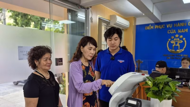 Residents use an AI robot to assist with administrative procedures in Cua Nam Ward, Ha Noi. (Photo: NDO)