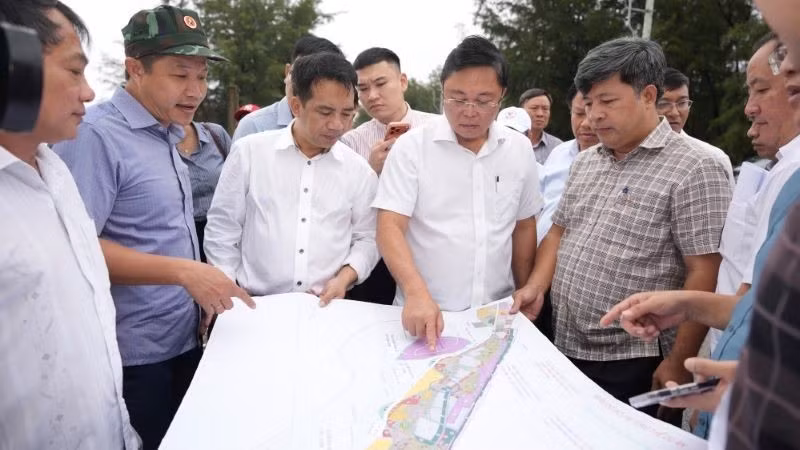 Le Tri Thanh, Deputy Secretary of the Hue Party Committee and Chairman of the City People's Committee, inspects the progress of coastal projects. (Photo: NDO)