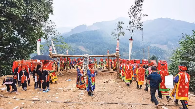 The coming-of-age ceremony of the Red Dao people in Mo Vang Commune, Lao Cai Province, creates an attractive tourist highlight. (Photo: Ngoc Lien)