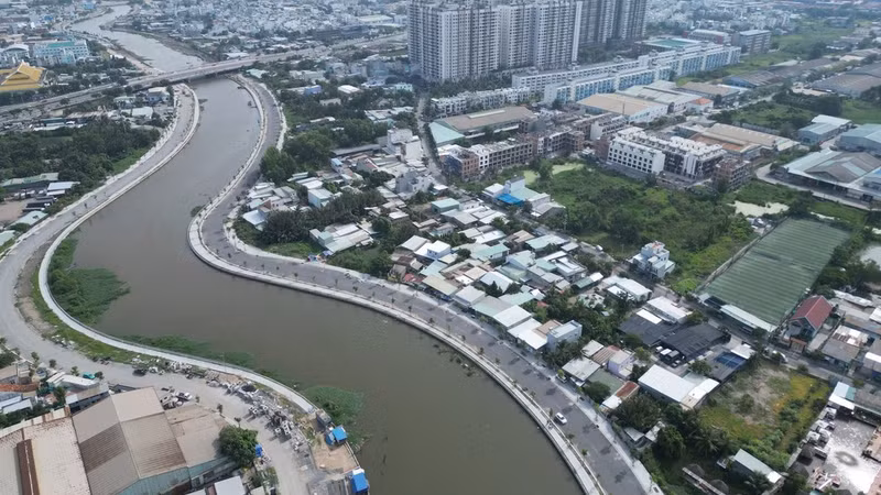 The project to renovate and upgrade the Tham Luong-Ben Cat-Rach Nuoc Len canal route is now taking shape, improving the urban landscape in the northern part of the city. (Photo: NDO)