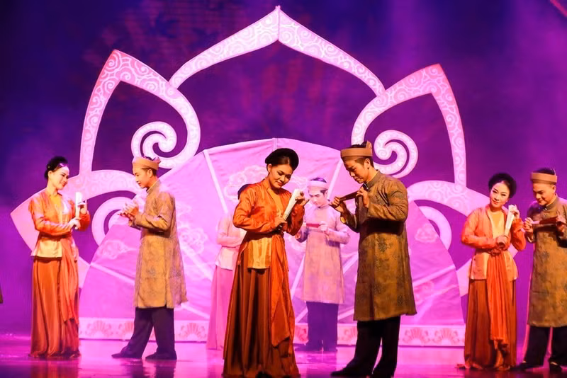 An excerpt from the piece "Thi Mau goes to the pagoda", featured in the programme "The charm of Ha Noi Cheo." (Photo: VNA)