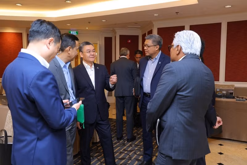 Petrovietnam leaders and Petronas leaders exchange views on the sidelines of a recent meeting to promote cooperation.