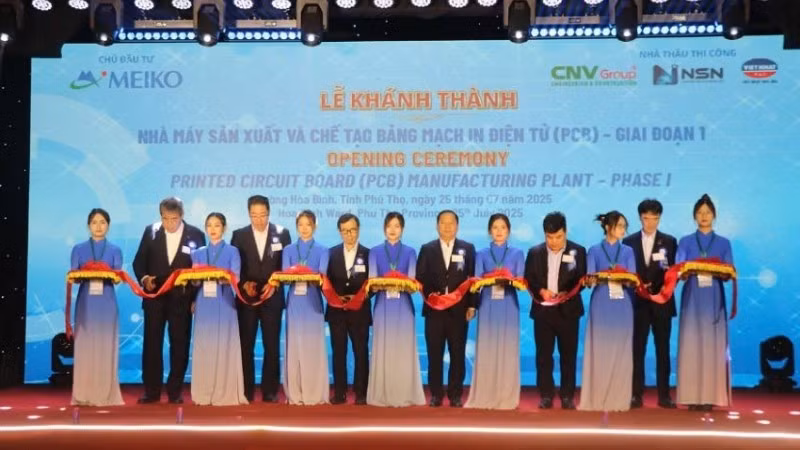 Leaders of Phu Tho Province and Meiko Group cut the ribbon at the ceremony. (Photo: NDO)