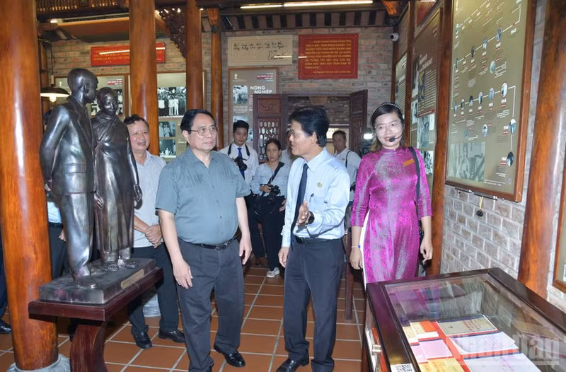 Prime Minister Pham Minh Chinh visited and offered incense at the General Nguyen Chi Thanh Museum. (Photo: NDO)