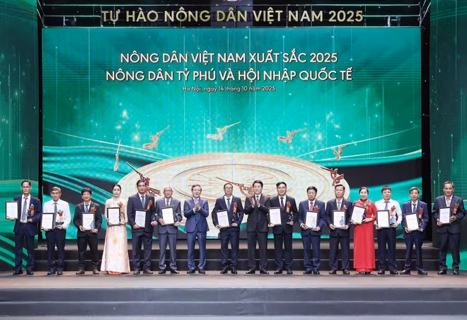 President Luong Cuong (ninth from left) and Chairman of the Viet Nam Farmers’ Union Luong Quoc Doan (seventh from left) present certificates to outstanding farmers at the event. (Photo: VNA)