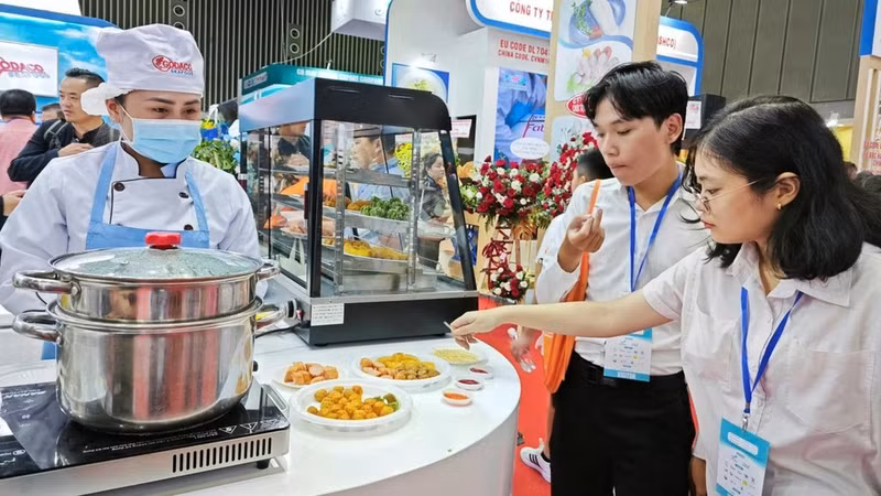 Consumers experience seafood export products at the Vietfish Fair. (Photo: NGOC ANH)