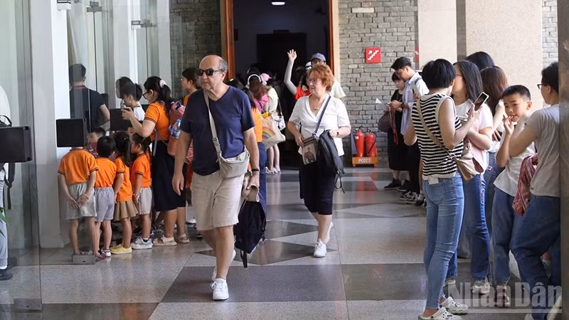 Large numbers of visitors visit the Reunification Hall (Independence Palace historical site) on May 1.